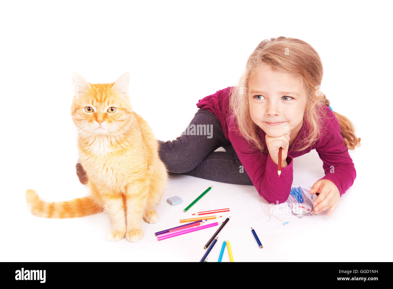 Petite fille mignonne avec des crayons de couleur et chat rouge se trouvant sur le plancher sur un fond blanc Banque D'Images