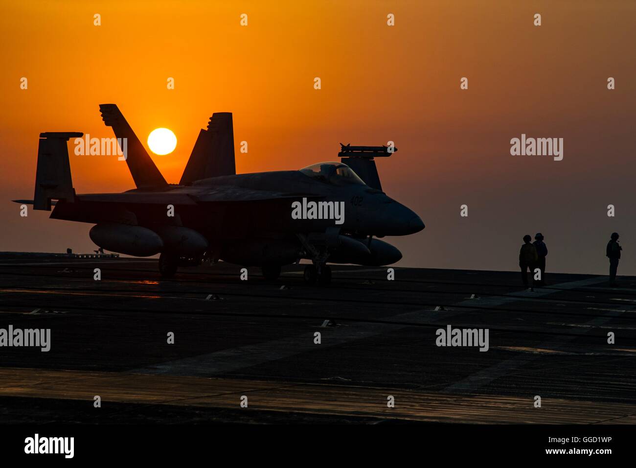 Un U.S Navy F/A-18E Super Hornet taxis dans toute la cabine de pilotage du porte-avions USS Dwight D. Eisenhower au cours de l'exploitation le 31 juillet 2016 dans la mer d'Oman. Les sorties de vol sont inhérents à l'opération contre des cibles de l'État islamique résoudre en Iraq et en Syrie. Banque D'Images