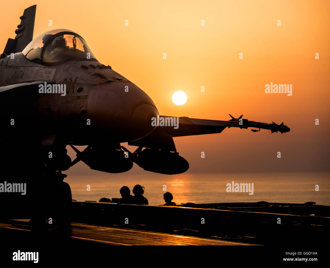 Un U.S Navy F/A-18C Hornet Strike Fighter se prépare à lancer à partir de la cabine de pilotage des aéronefs sur le porte-avions USS Dwight D. Eisenhower au cours de l'exploitation le 31 juillet 2016 dans la mer d'Oman. Les sorties de vol sont inhérents à l'opération contre des cibles de l'État islamique résoudre en Iraq et en Syrie. Banque D'Images
