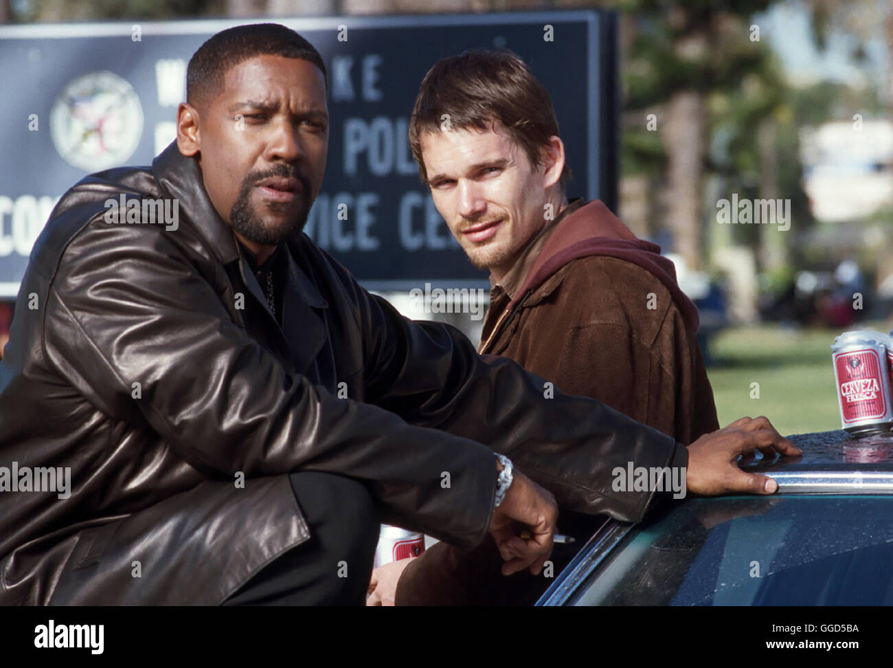 Journée de formation / Training Day USA 2001 / Antoine Fuqua dans den Stadtzentren Amerikas herrscht zwischen Krieg dern Bewohnern, den Drogendealern und jenen, die die einen vor den anderen schützen - der Polizei. Le sergent-détective Alonzo Harris (Denzel Washington) hat dans Drogendezernat fragwürdige 13 Jahren Methoden erledigt, bei homme Legalität en Handeltreiben und nicht mehr voneinander trennen kann. Le détective Harris nimmt den idealistischen Anfänger Jake Hoyt (Ethan Hawke) unter seine Fittiche. Dans 24 Stunden verirrt Jake sich immer mehr dem moralischen en labyrinthe, das Alonzo mit eigenen senneur Banque D'Images