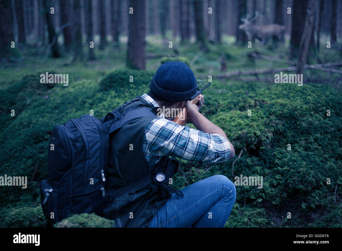 L'Interracial hunter dans la forêt Banque D'Images