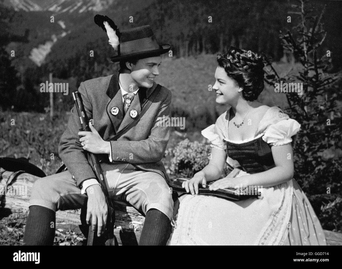 SISSI / Autriche 1955 / Ernst Marischka Die junge Sissi (Romy Schneider) und Kaiser Franz Joseph (Karlheinz Böhm). Regie : Ernst Marischka Banque D'Images