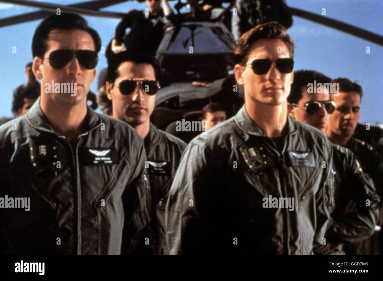 AIRBORNE - FLÜGEL AUS STAHL / Fire Birds USA 1990 / David Green Voir mit (NICOLAS CAGE Jake Preston) et Sean Young (Billie Lee Guthries) Régie : David Green aka. Les oiseaux de feu Banque D'Images