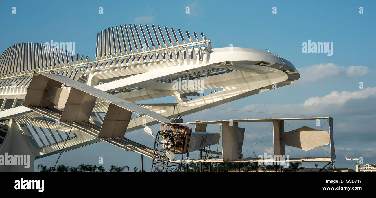 Le modèle de planeur de Santos Dumont a été installé en face de la Tomorrow's Museum, Rio de Janeiro, Brésil Banque D'Images