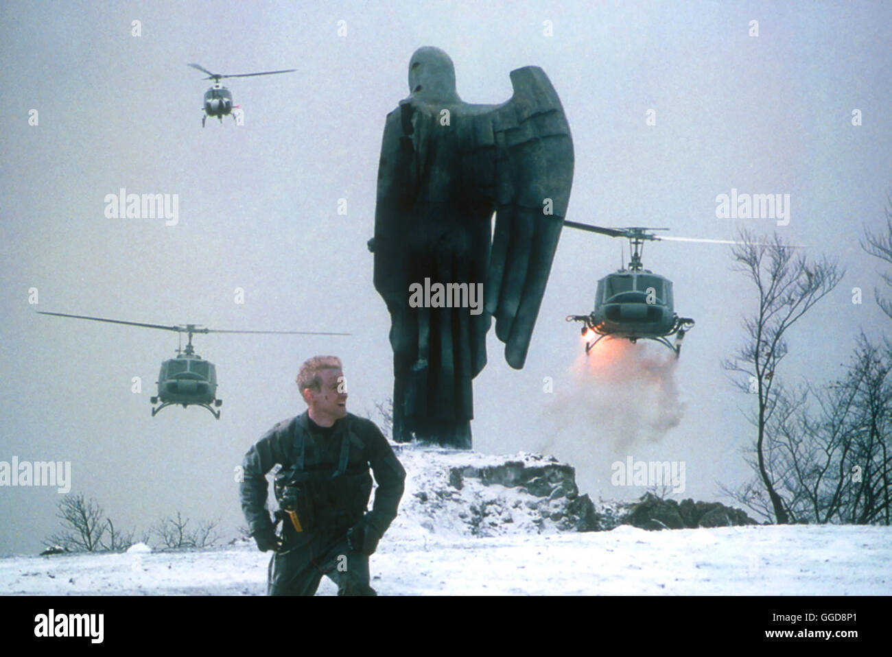 IM FADENKREUZ - ALLEIN GEGEN ALLE / derrière les lignes ennemies USA 2001 / John Moore Wir kämpfen wir nicht nur beobachten' ist die Concevoir des amiraux Reigart. Doch der Kampfpilot Chris Burnett (Owen Wilson), Mehr als nur das Gebiet zu erkunden. Als er une bosnischem Weihnachtstag der über Gebiet, fliegt er geraten und ein anderer die hinter Feindlichen Linien pilote und werden. abgeschossen Owen überlebt und versucht aus dem Feindesgebiet zu fliehen. Da Burnett durch eigenes hinter die Linien geraten Verschulden ist, l'amiral Reigart wird unter Druck gesetzt : Soll er den Soldaten und retten Banque D'Images