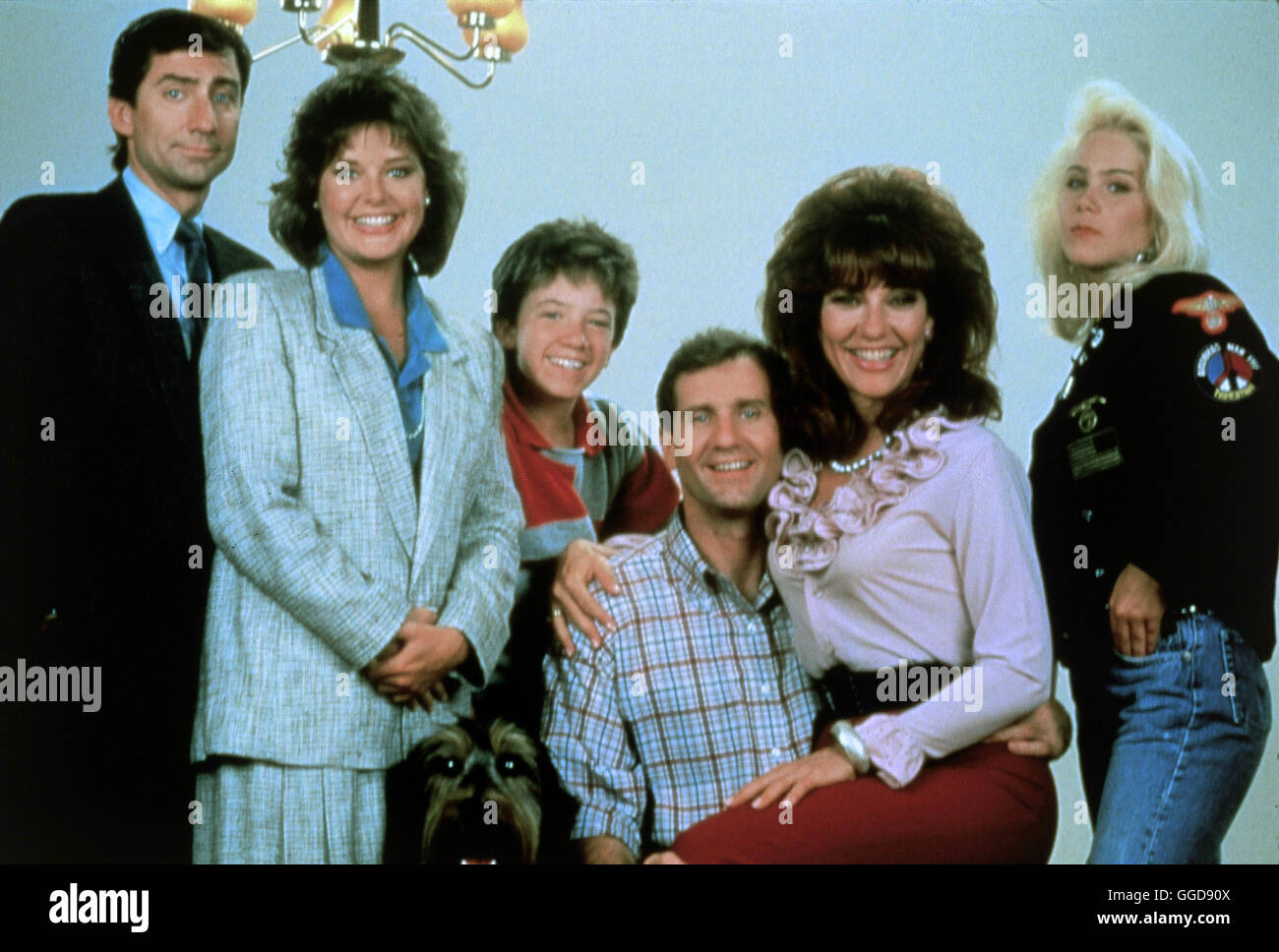 EINE SCHRECKLICH NETTE FAMILIE / alles hat angefangen USA 1987 / marié avec enfants v.l.n.r. : Steve Rhoades (DAVID GARRISON), AMANDA BEARSE (Marcy), DAVID FAUSTINO (Bud Bundy), Al Bundy (ED O'NEILL), KATEY SAGAL (Peggy Bundy), Christina Applegate (Kelly Bundy) aka. Marié avec enfants / alles hat angefangen Banque D'Images