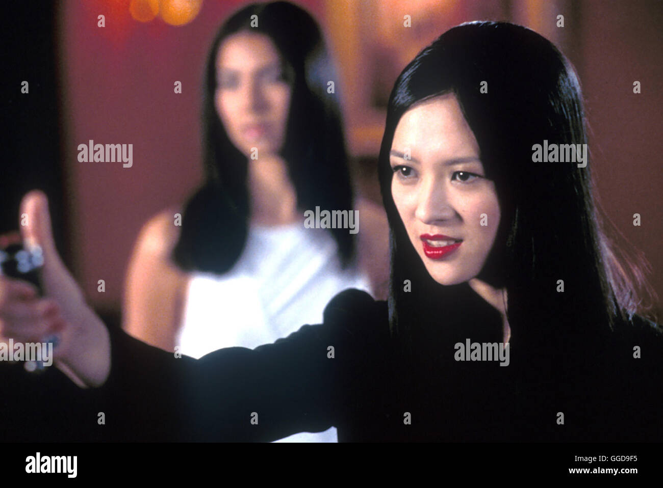 RUSH HOUR 2 Rush Hour 2 USA / 2001 / Brett Ratner Inspecteur en chef Lee von der Police de Hong-Kong und LAPD Detective James Carter à Hong Kong wollen ihren verdienten Urlaub machen. Carter ist mit einem chinesischen und Wörterbuch bewaffnet va dans der exotischen idylle complète machen. Zollbeamte als zwei amerikanische ermordet, bekommt werden zu den Lee Automne. Trotz charretiers proteste stecken die zwei bald im dicksten Schlamassel. Die Spur führt zum Triadenboss Ricky Tan und der setzt seine Geheimwaffe Hu Li (Zhang Ziyi) auf die flics un... Regie : Brett Ratner aka. Rush Hour 2 Banque D'Images