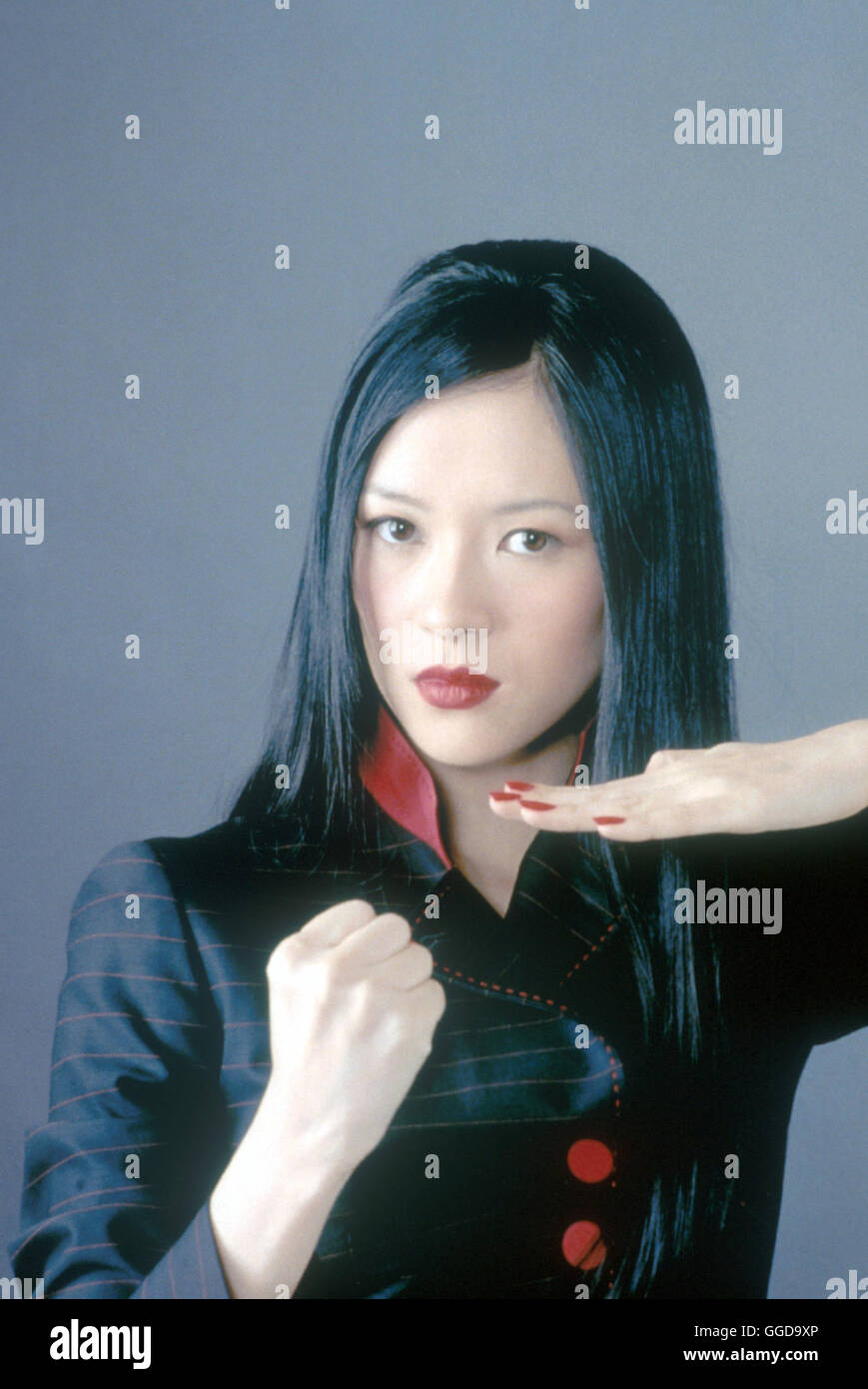 RUSH HOUR 2 Rush Hour 2 USA / 2001 / Brett Ratner Inspecteur en chef Lee von der Police de Hong-Kong und LAPD Detective James Carter à Hong Kong wollen ihren verdienten Urlaub machen. Carter ist mit einem chinesischen und Wörterbuch bewaffnet va dans der exotischen idylle complète machen. Zollbeamte als zwei amerikanische ermordet, bekommt werden zu den Lee Automne. Trotz charretiers proteste stecken die zwei bald im dicksten Schlamassel. Die Spur führt zum Triadenboss Ricky Tan und der setzt seine Geheimwaffe Hu Li (Zhang Ziyi) auf die flics un... Regie : Brett Ratner aka. Rush Hour 2 Banque D'Images