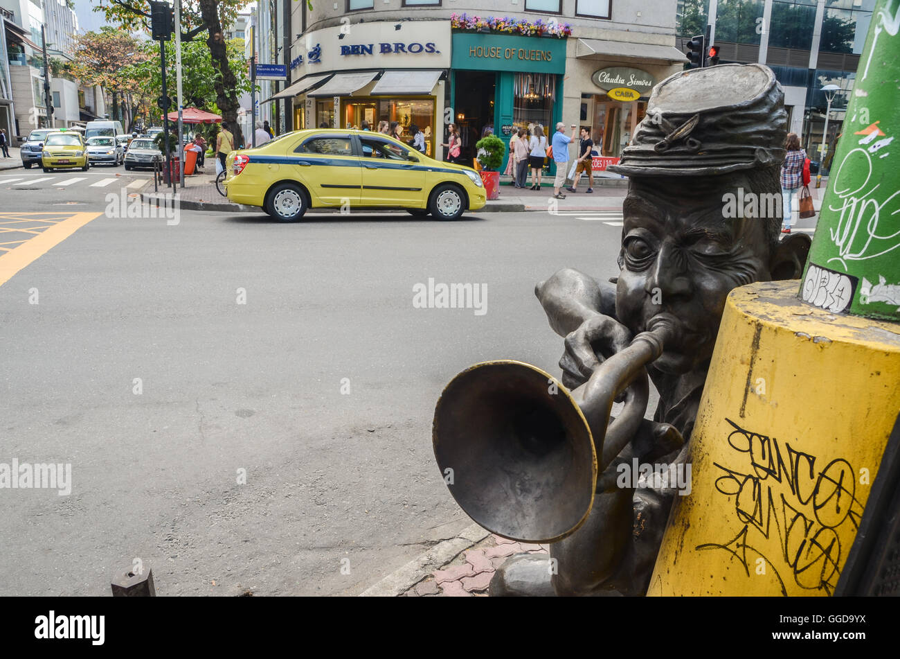 Une Bossa Nova statue en bronze d'un homme jouant du saxophone à Ipanema, Rio de Janeiro, Brésil. Rio de Janeiro est célèbre pour son défilé annuel Banque D'Images