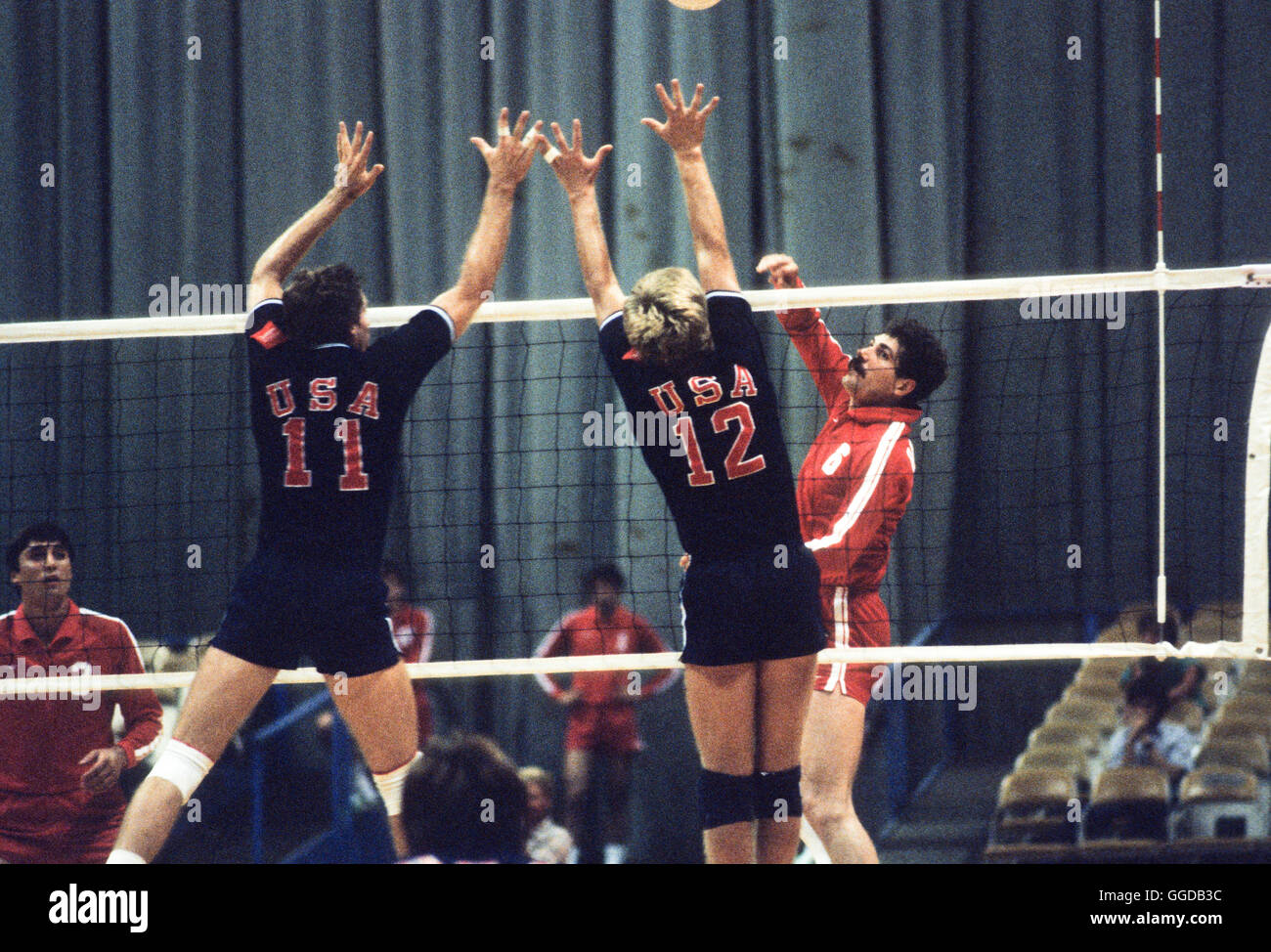 USA 1984 L'équipe de volley-ball Olympique hommes en action au cours de match avec la Bulgarie à Long Beach Arena, Long Beach, CA Banque D'Images