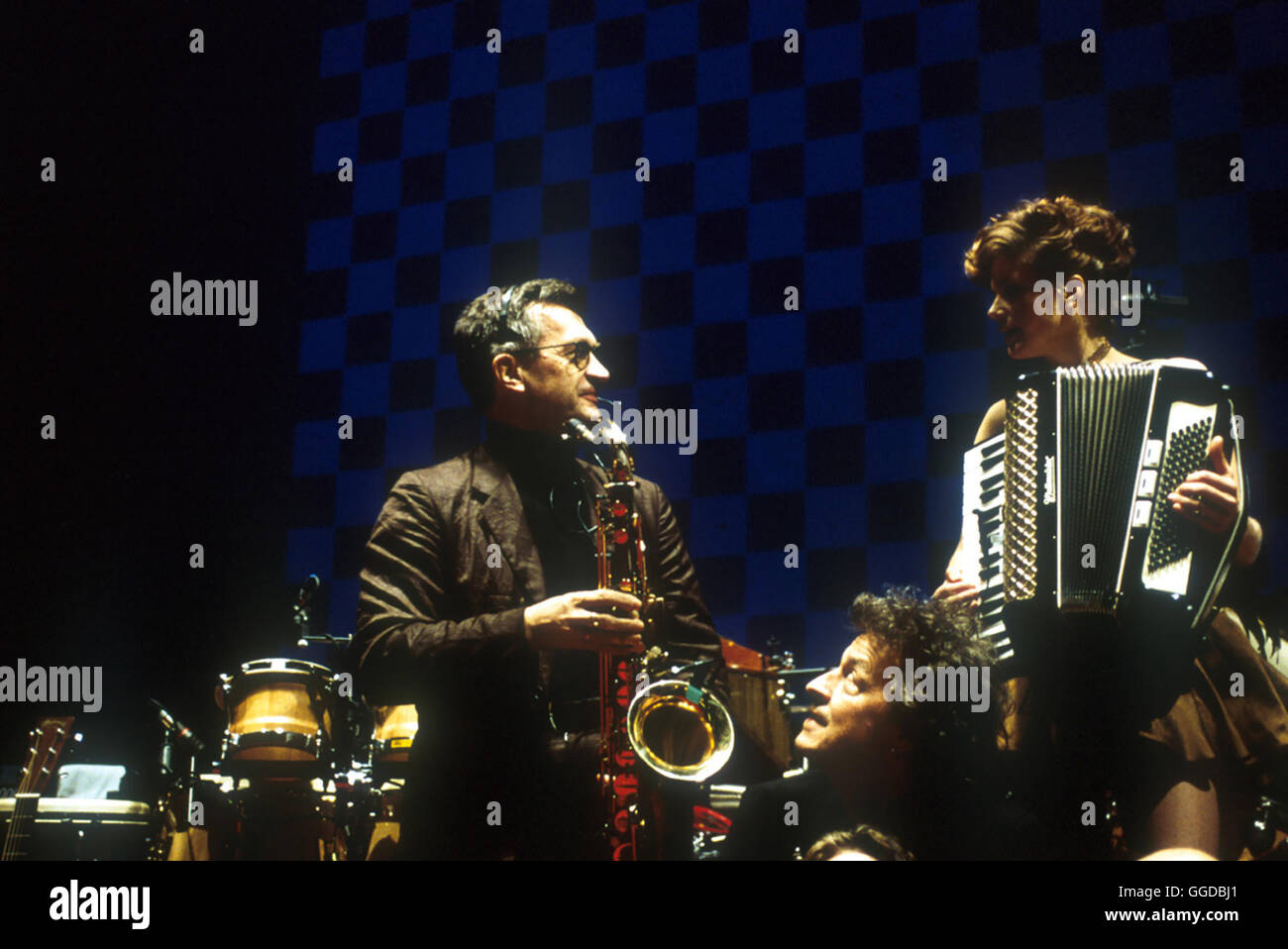 VIEL PASSIERT - DER FILM BAP / D 2001 / Wim Wenders Wim Wenders und WOLFGANG NIEDECKEN haben eine Kollage aus seltenen, Archivbildern aktuellen Konzertaufnahmen, Texten und von Kommentaren Niedecken und von Gastauftritten Wolf Biermann, MARIE BÄUMER, Joachim Krol und der Band colère 77 zusammengestellt. Daraus ist ein faszinierendes Portrait der Band BAP entstanden, die seit 25 Jahren an der Spitze deutscher Rockbands stehen... Regie : Wim Wenders Banque D'Images