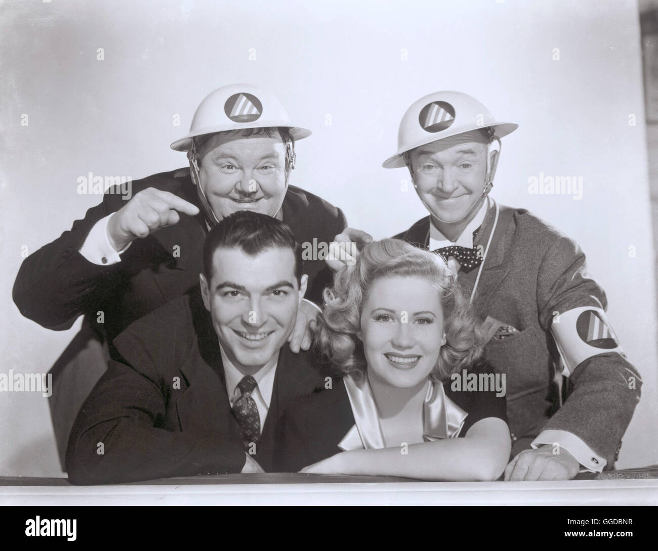 Rehmen 27 ALLER SPIONE / Air Raid Wardens USA 1943 / Edward Sedgwick Stan Laurel et Oliver Hardy stiften als Luftschutzwarte viel Verwirrung. Im Bild mit STEPHEN McNALLY (Dan Madison) und JACQUELINE WHITE (Peggy Parker) Régie : Edward Sedgwick aka. Air Raid Wardens Banque D'Images