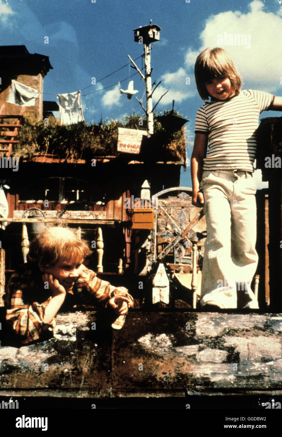 Das drehbuch ist von astrid lindgren, basierend auf ihren romanen. Carlson Vom Dach . Astrid Lindgren Karlsson Auf Dem Dach Karlsson Pa Schweden 1974 Olle Hellbom Filmszene Aus Karlsson Auf Dem Dach Lars Lillebror Soderdahl Erfindet Seinen Freund Fliegenden Karlsson Tapis Wikstrom