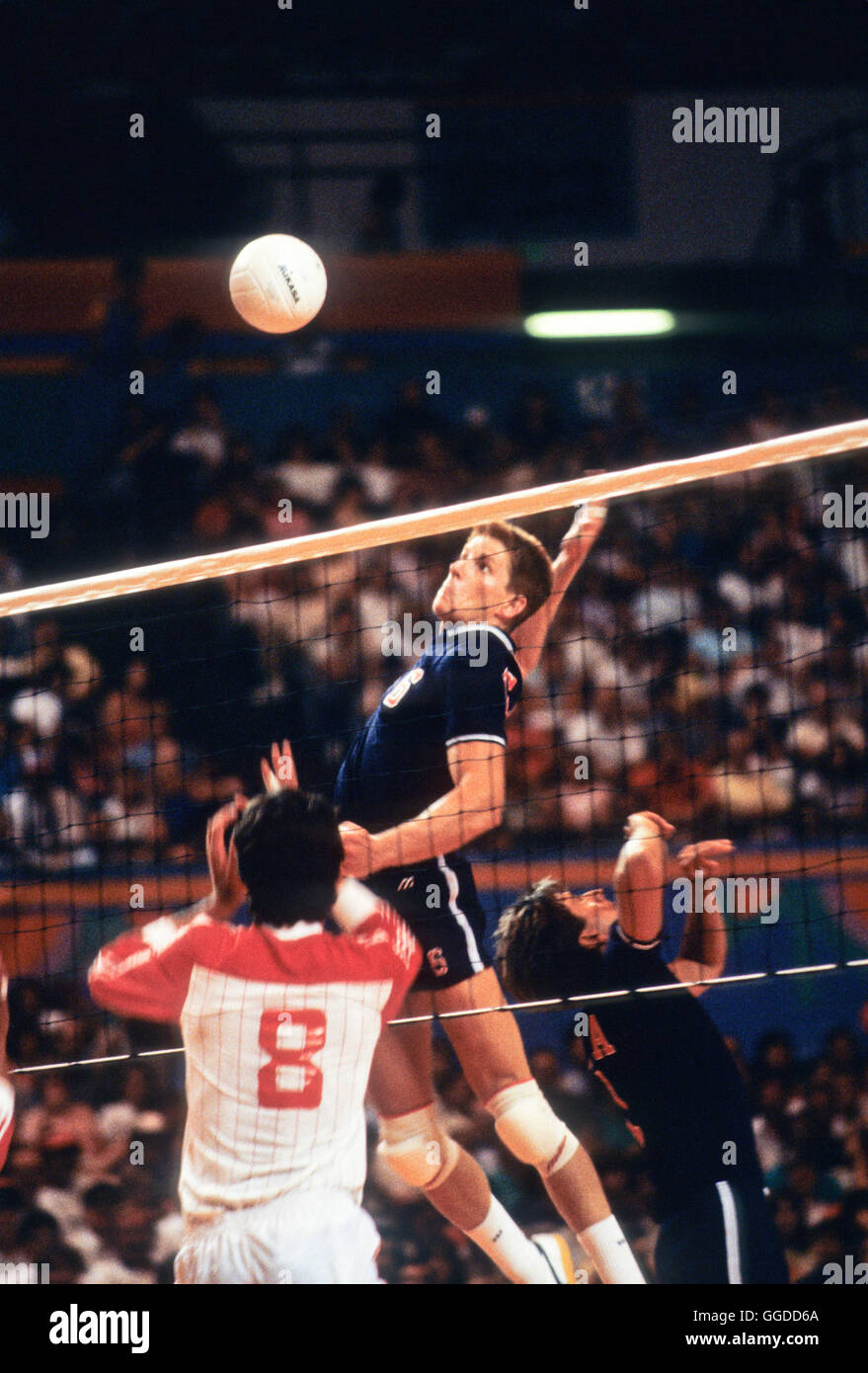 USA # 6 Steve Timmons en action au cours de match à Long Beach Arena, les hommes de l'équipe de volley-ball aux Jeux Olympiques de 1984 Banque D'Images