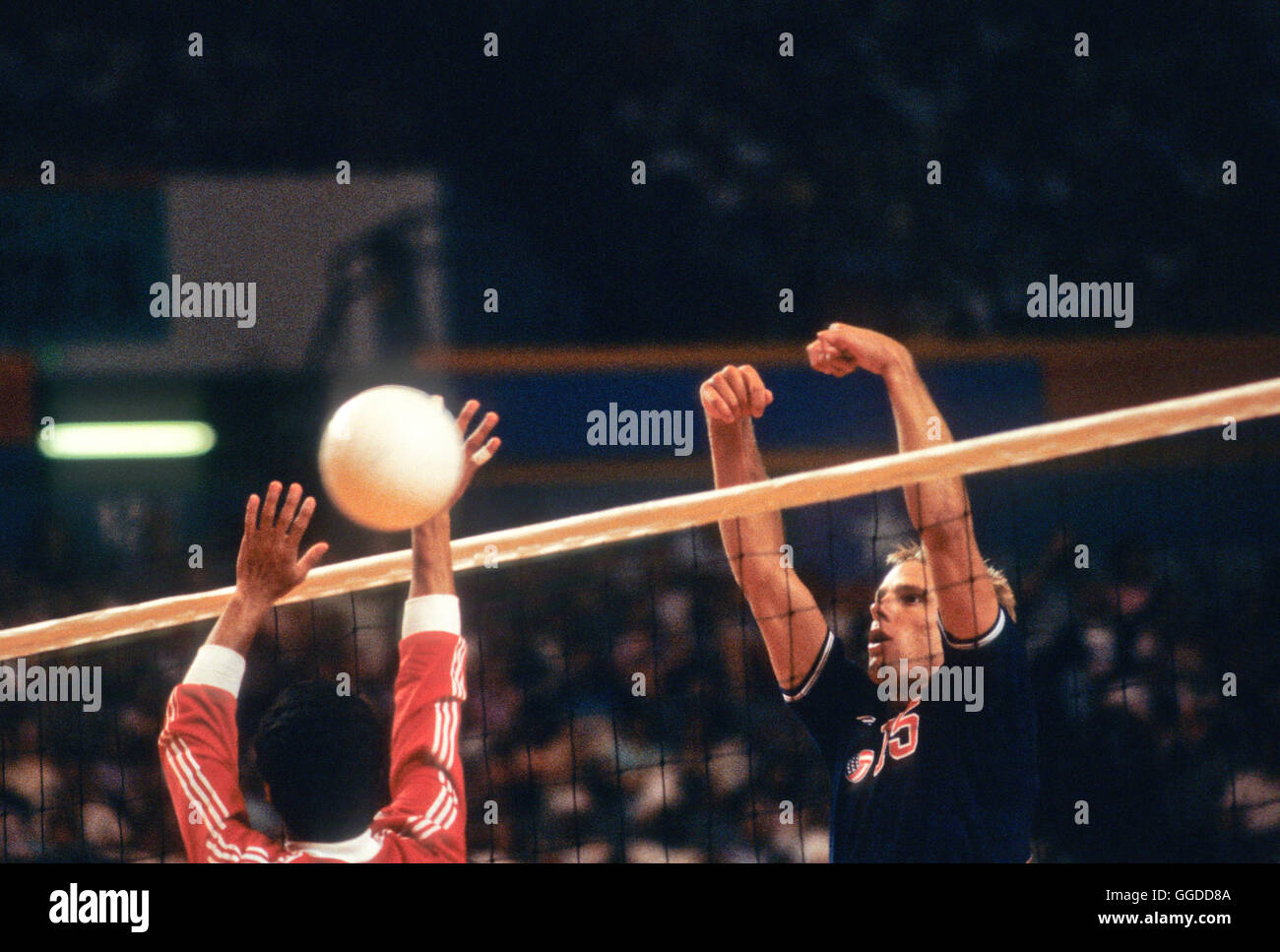 USA # 15 Karch Kiraly en action au cours de match à Long Beach Arena, les hommes de l'équipe de volley-ball aux Jeux Olympiques de 1984 Banque D'Images