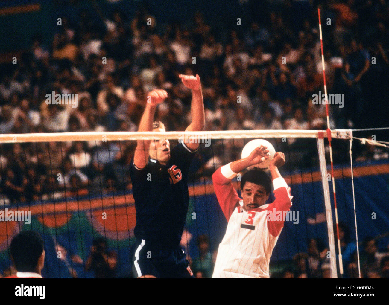 USA # 15 Karch Kiraly en action au cours de match à Long Beach Arena, les hommes de l'équipe de volley-ball aux Jeux Olympiques de 1984 Banque D'Images