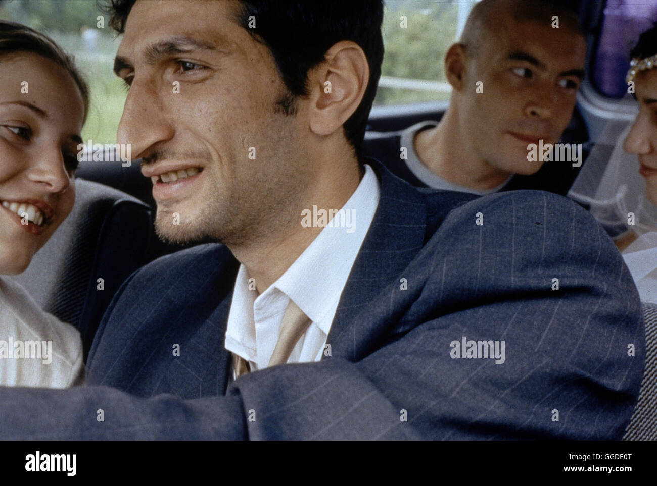 JALLA ! JALLA ! WER ZU SPÄT KOMMT... / Jalla ! Jalla ! S 2000 / Josef Fares (Roro TARIFS LES TARIFS re.) und sein Freund Mans (Torkel Petersson) sind für den Prinzipien der die im städtischen verantwortlich Hundehaufen Park. Trotz votre uncoolen Emplois zufrieden sind Sie gehen und ihren Alltag entspannt un. Stress beginnt, Der als Røros libanesische Familie beschließt, ihn mit senneur Cousine Yasmin zu verheiraten. Doch ist die hübsche Roro dans Schwedin Lisa verliebt und auch Yasmin hat keine Lust zu heiraten Roro. Die beiden beschließen donc, si erstmal zu tun, als wären sie einverstanden - doch sie haben die Banque D'Images