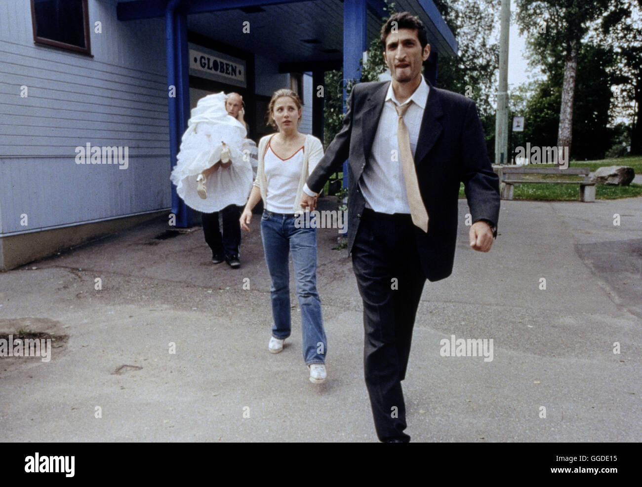 JALLA ! JALLA ! WER ZU SPÄT KOMMT... / Jalla ! Jalla ! S 2000 / Josef Fares FARES FARES (RORO) und sein Freund Mans sind für den Prinzipien der die im städtischen verantwortlich Hundehaufen Park. Trotz votre uncoolen Emplois zufrieden sind Sie gehen und ihren Alltag entspannt un. Stress beginnt, Der als Røros libanesische Familie beschließt, ihn mit senneur Cousine Yasmin zu verheiraten. Doch ist die hübsche Roro dans Schwedin Lisa (TUVA NOVOTNY) verliebt und auch Yasmin hat keine Lust zu heiraten Roro. Die beiden beschließen donc, si erstmal zu tun, als wären sie einverstanden - doch sie haben die Rechnung Banque D'Images