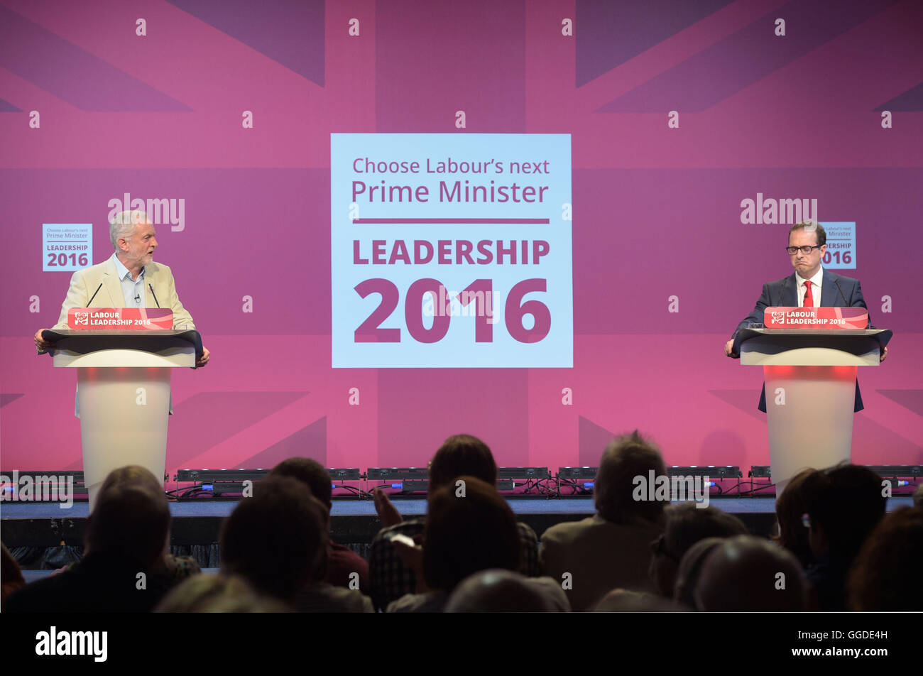 Jeremy Corbyn et Owen Smith au cours de la première direction du travail débat à l'ensemble des Nations Unies, le centre de Cardiff. Banque D'Images