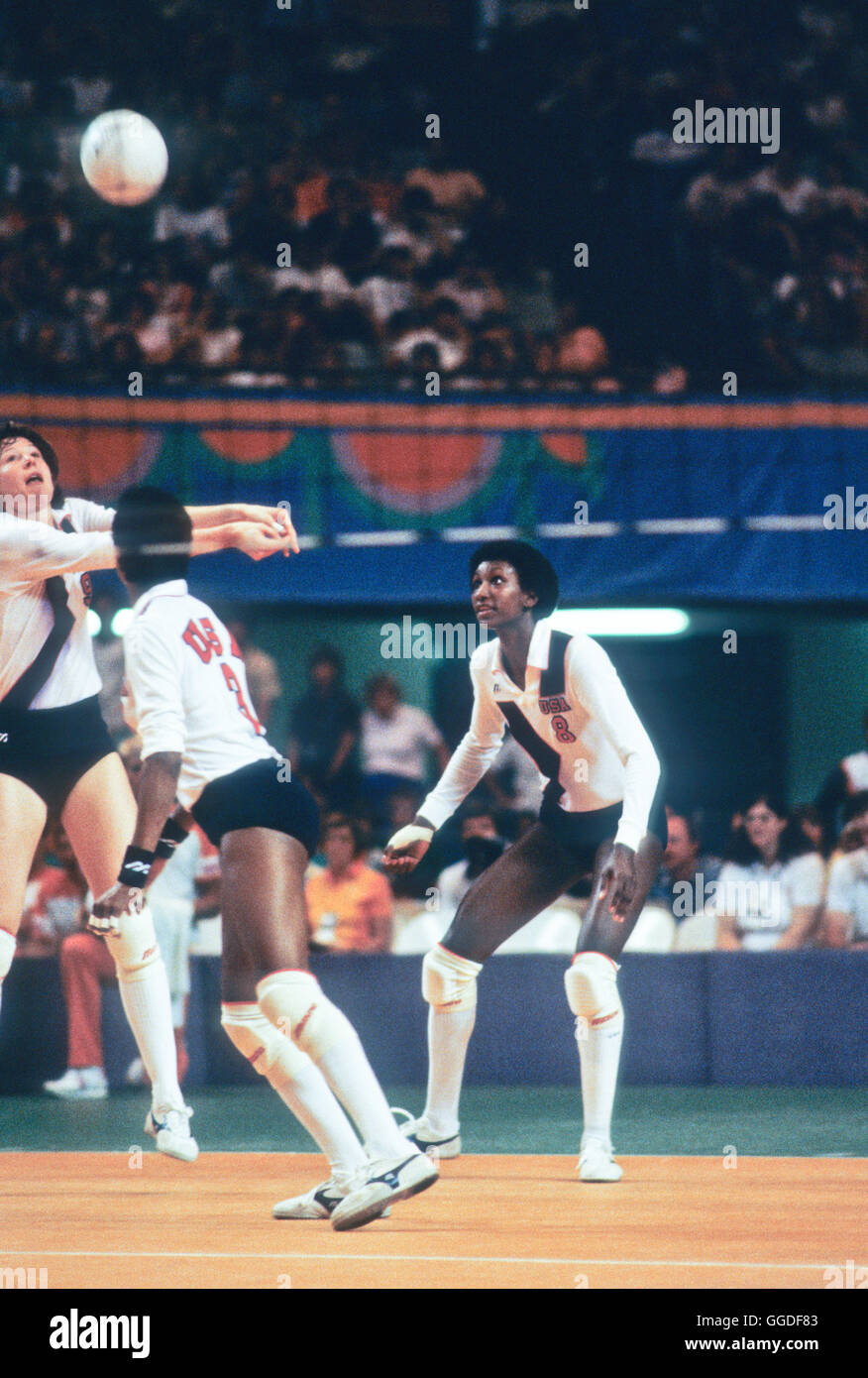 # 9 et # 8 Julie Vollertsen Rose Magers, USA women's volleyball aux Jeux Olympiques de 1984, l'équipe en action au cours de match à Long Beach Arena, Lo Banque D'Images