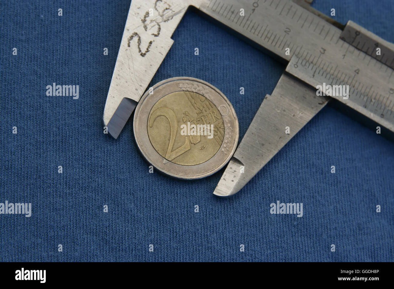 Pièce de monnaie européenne dans un ancien étrier. Banque D'Images