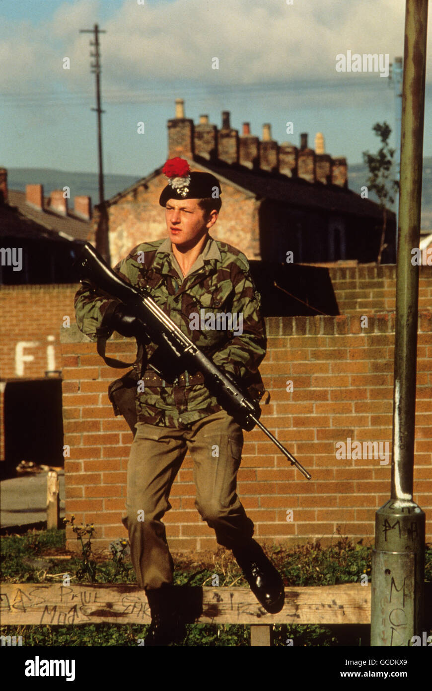 Les troubles d'Irlande 1980 soldat britannique sur pied rue parol. 1981 80s UK HOMER SYKES Banque D'Images