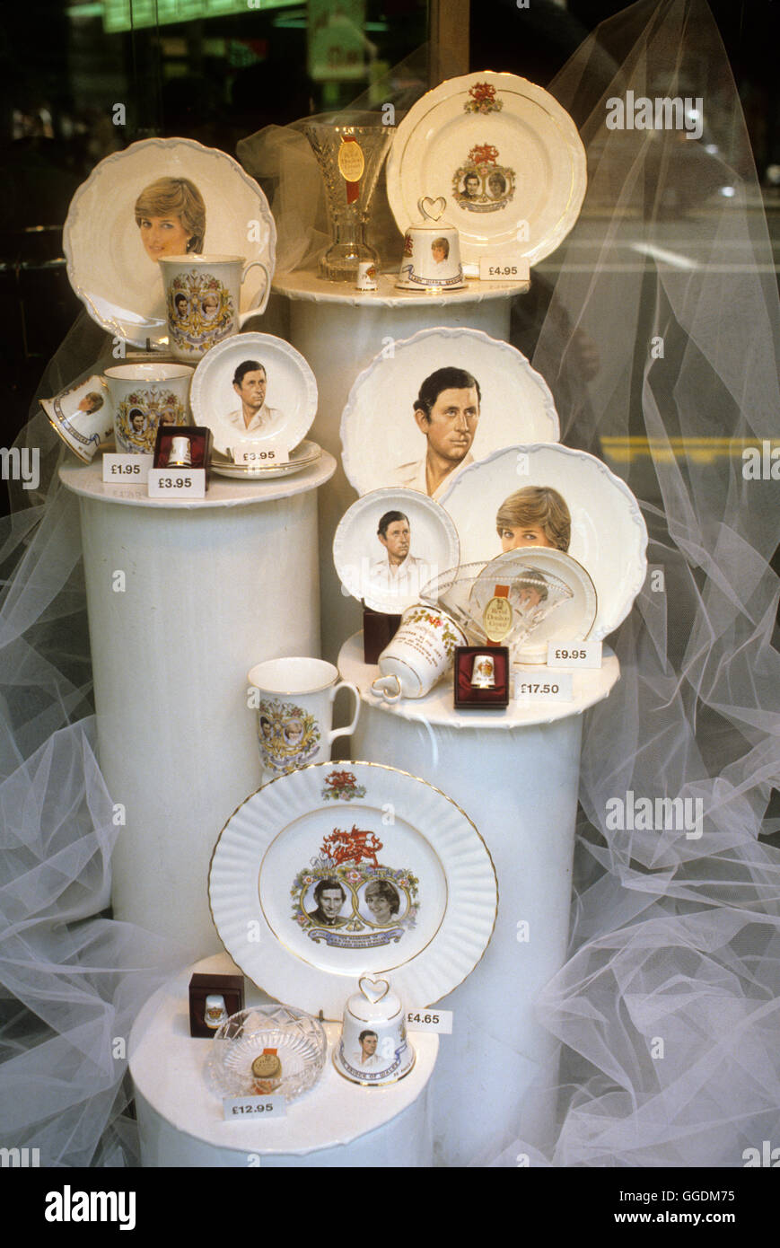 Mariage royal du Prince Charles et Lady Diana Spencer, assiettes souvenirs avec leurs images photos du Prince Charles et Lady Diana Spencer exposées dans une vitrine du centre de Londres. 29 juillet 1981 Royaume-Uni 1980s HOMER SYKES Banque D'Images