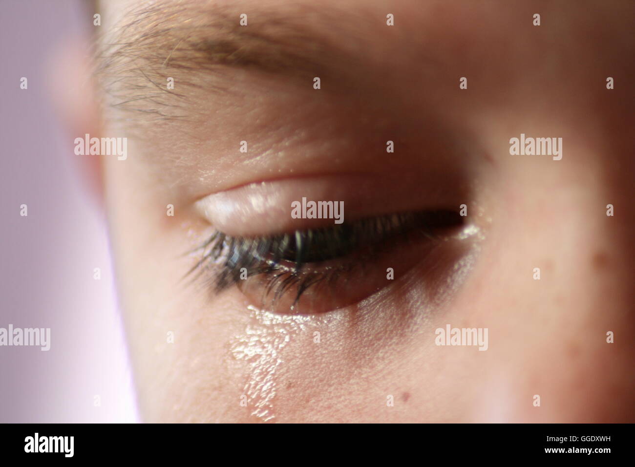 Enfant pleurer, Close up on oeil avec larme couler sur la joue Banque D'Images