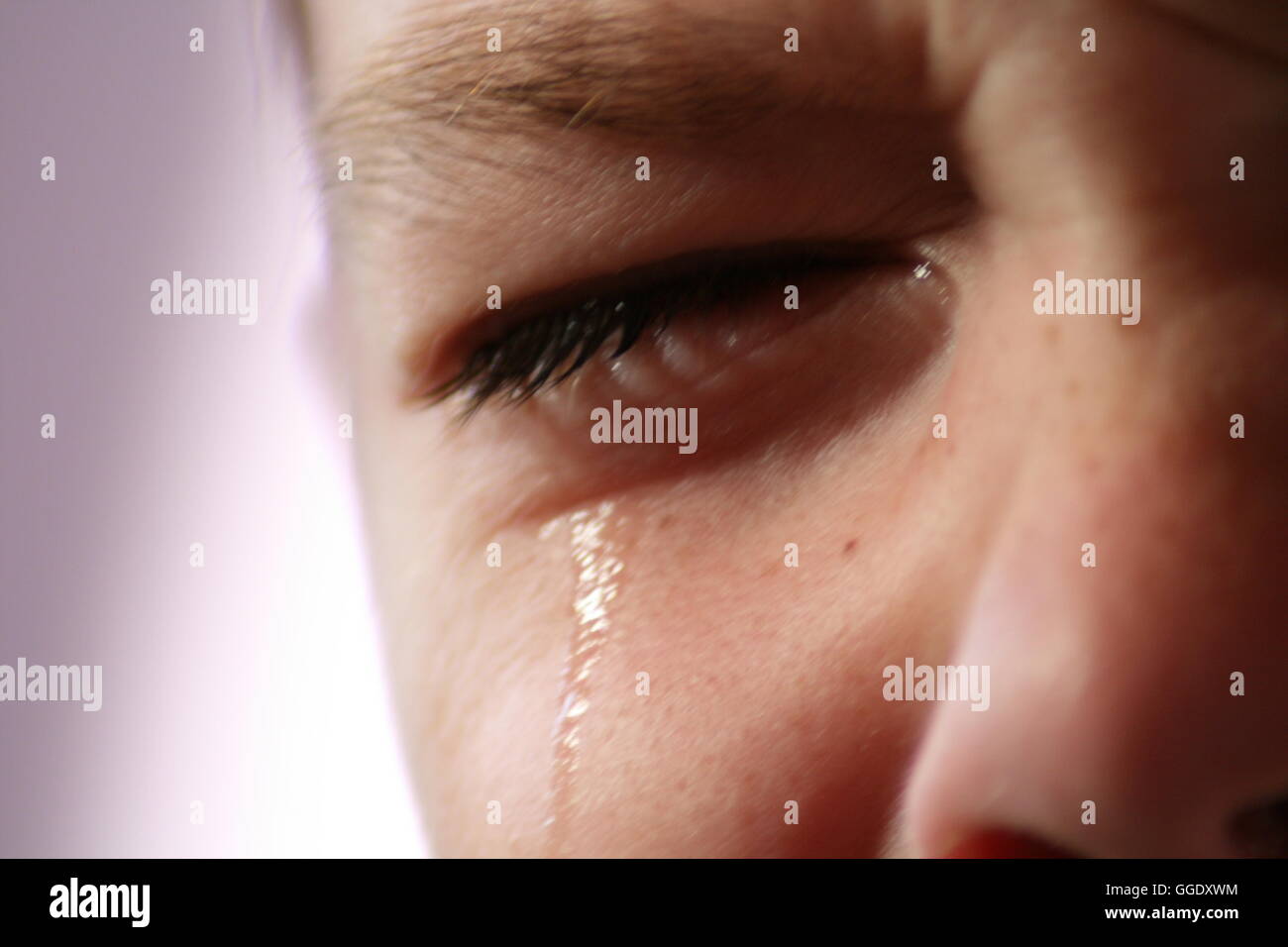 Enfant pleurer, Close up on oeil avec larme couler sur la joue Banque D'Images