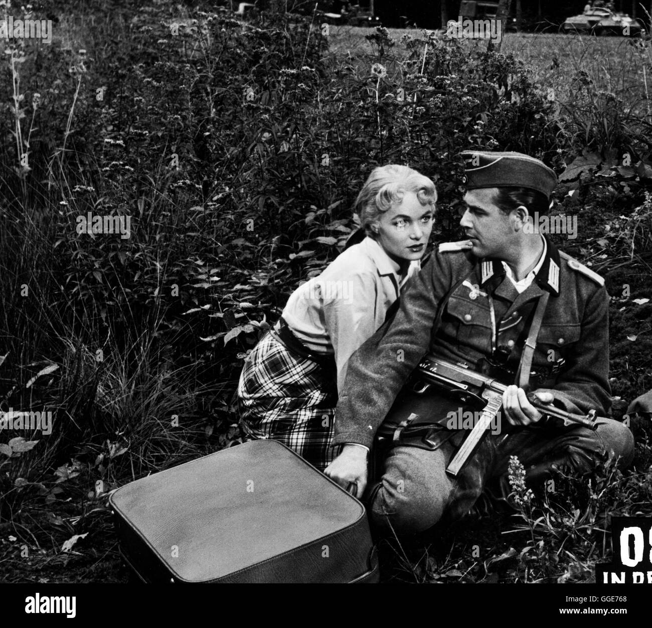 08/15 IN DER HEIMAT / Deutschland 1955 / Paul peut Bild : RENATE EWERT (Barbara) und JOACHIM FUCHSBERGER Leutnant (Asch), in einer Filmszene von der Heimat en '08/15', 1955. Regie : Paul peut Banque D'Images