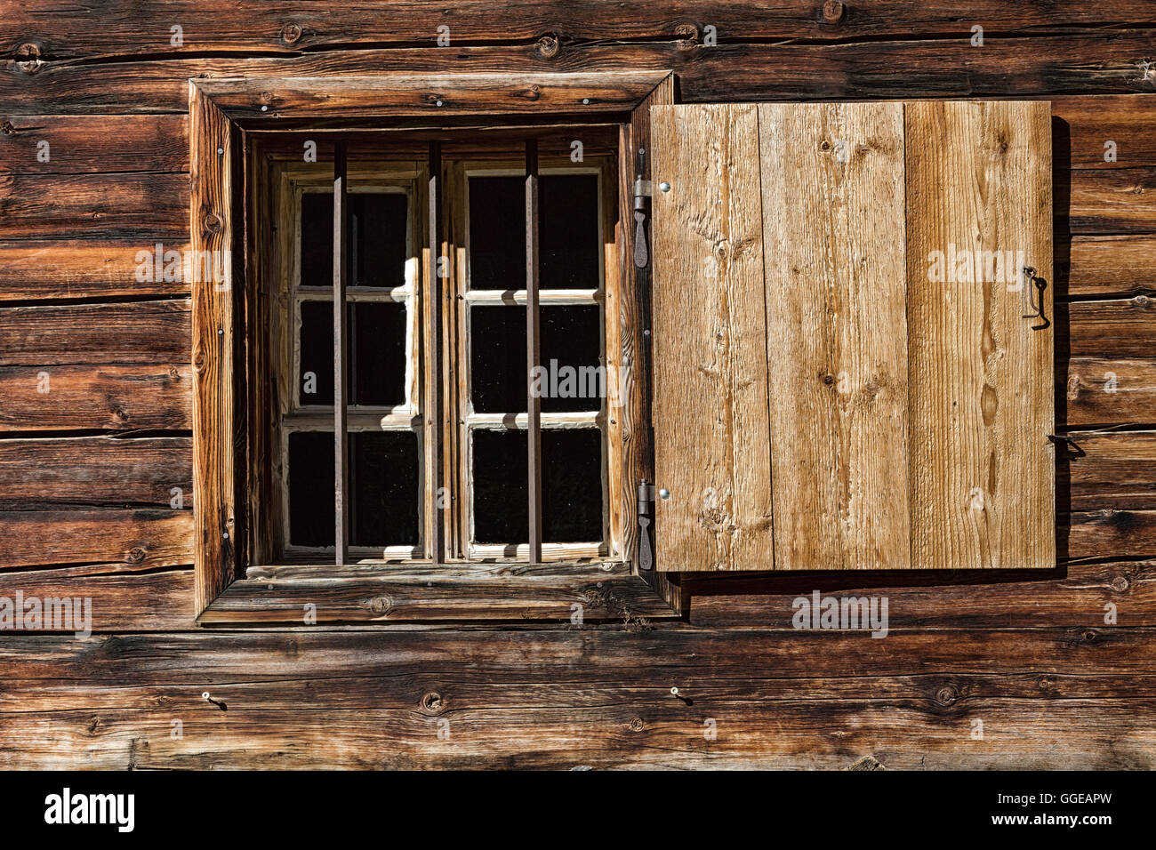 Fenêtre d'un chalet en bois. Fond rustique. Banque D'Images