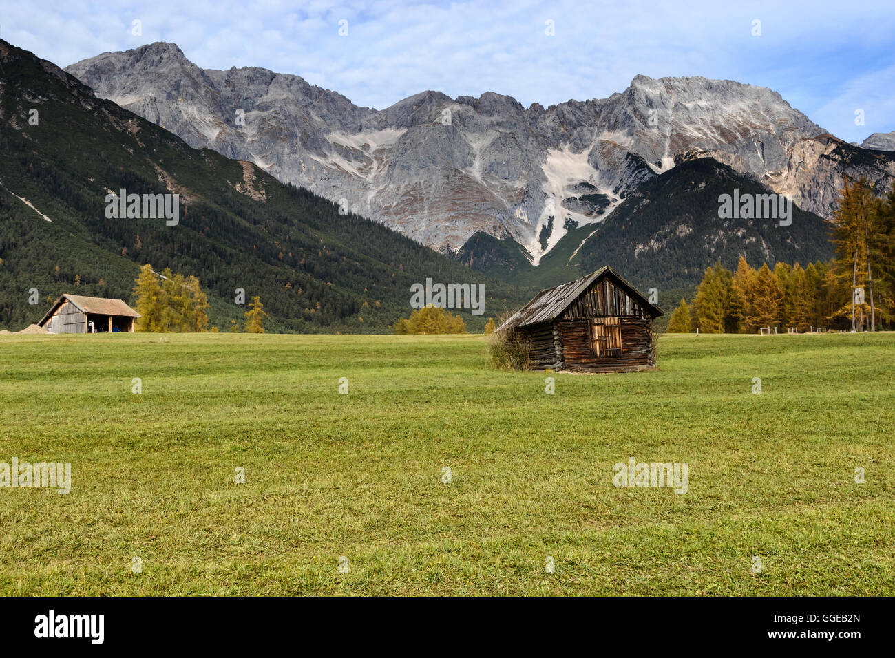 Vieille cabane en bois en montagne à l'automne. paysage rural Mieminger Plateau, l'Autriche, l'Europe. Banque D'Images