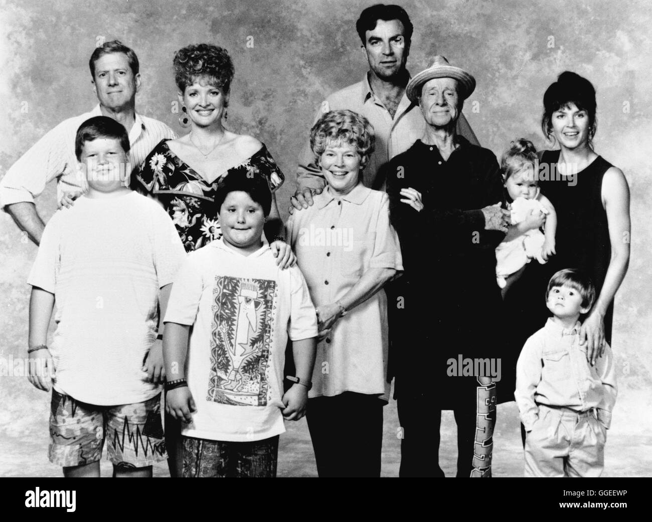 EINE GANZ VERRÜCKTE NORMAL FAMILIE / les gens ! USA/I 1992 / Ted Kotcheff Ed (MICHEAL MURPHY), Arlene (Christine Ebersole), Mildred (Anne Jackson), Jon Aldrich (Tom Selleck), Harry (DON AMECHE Aldrich), Audrey Aldrich (Wendy Crewson) und die Enkelkinder Regie : Ted Kotcheff aka. Les gens ! Banque D'Images