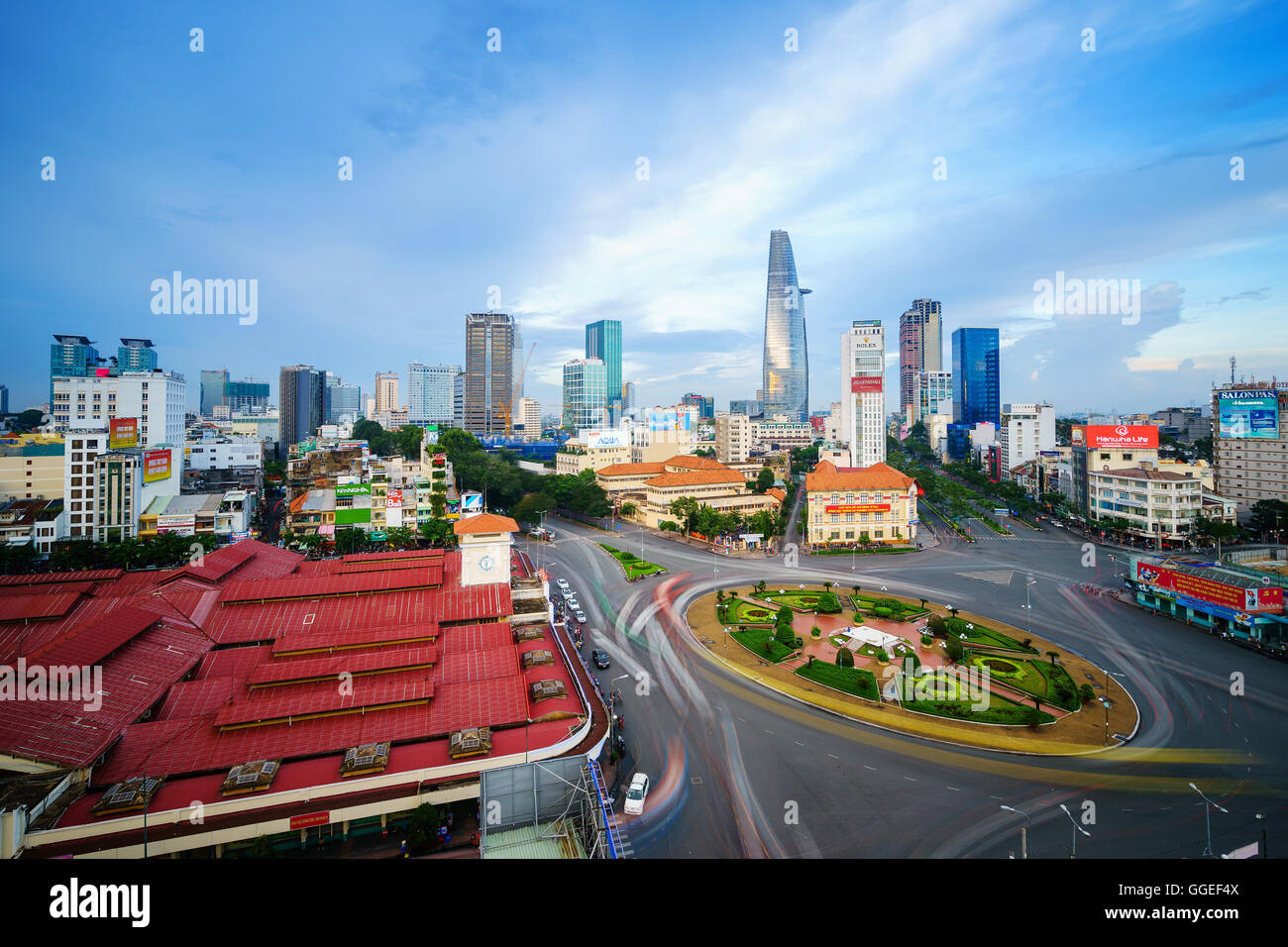 Impression, coloré, scène vibrante de l'Asie, le trafic, l'engorgement de la ville dynamique sur la piste, Saigon, Vietnam Banque D'Images