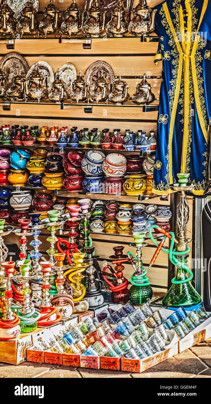 Une cabine de cadeaux vendant des objets d'artisanat marocain traditionnels à Jamaa el Fna, la place principale et la place du marché dans le centre de Marrakech, au Maroc. Banque D'Images