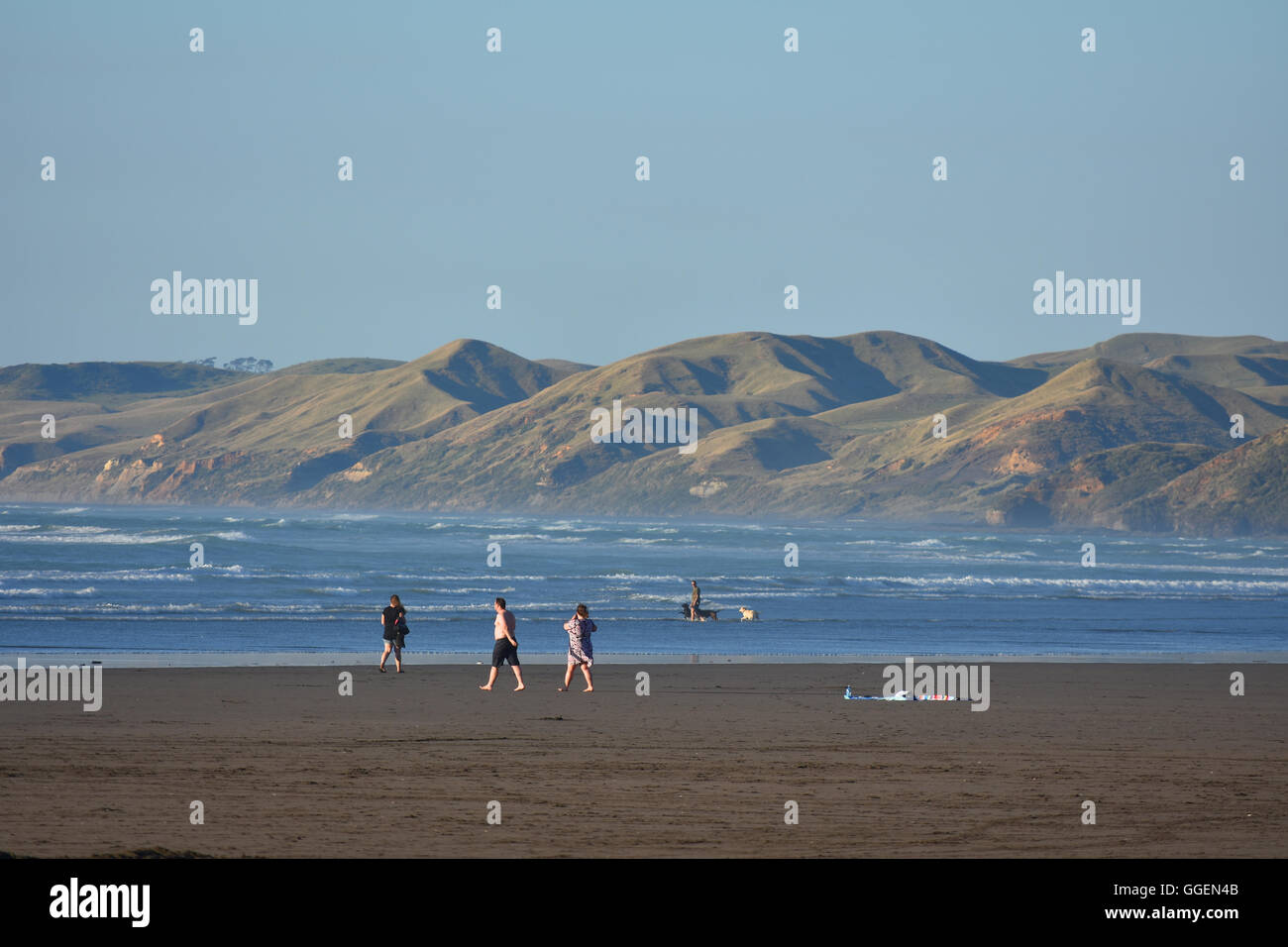 Les gens NZ plage mer côte Raglan Banque D'Images