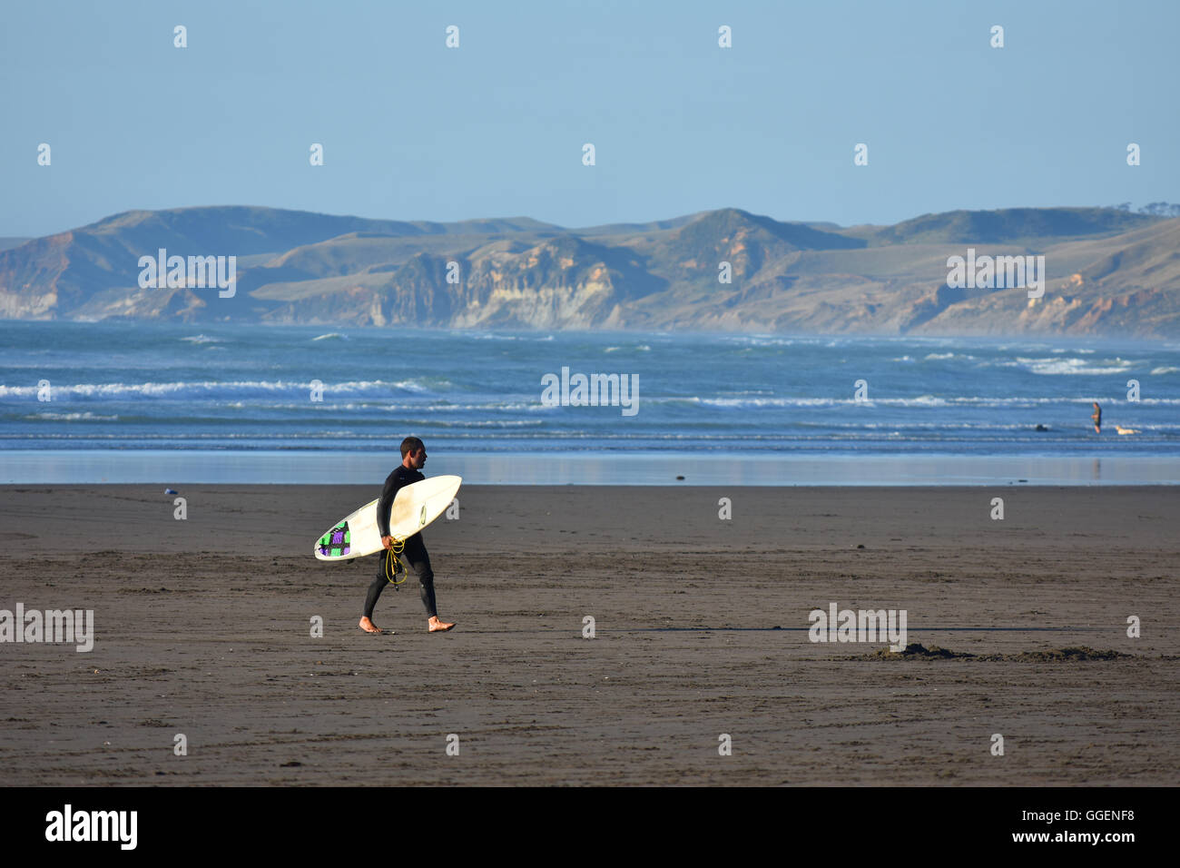 Surf homme NZ Raglan mer plage Banque D'Images