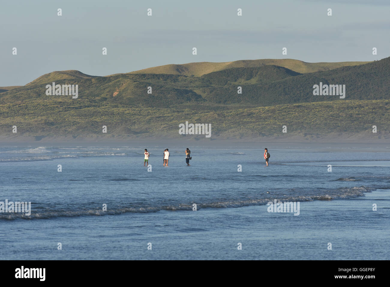 Les gens de mer plage de Raglan NZ Banque D'Images