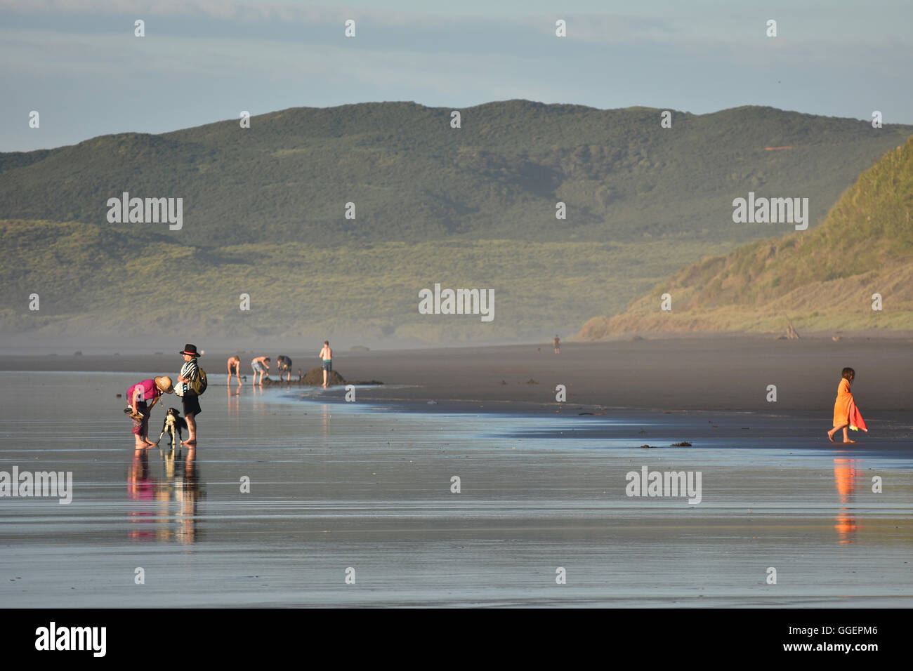 Personnes plage marée basse Raglan NZ Banque D'Images