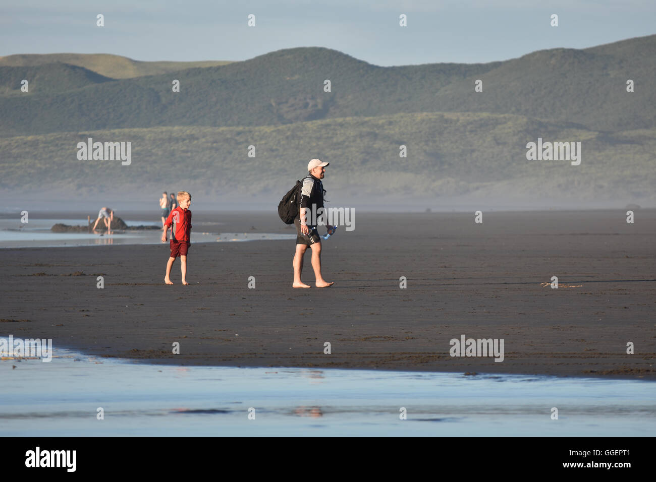 Plage de Raglan NZ à marée basse les gens de mer Banque D'Images