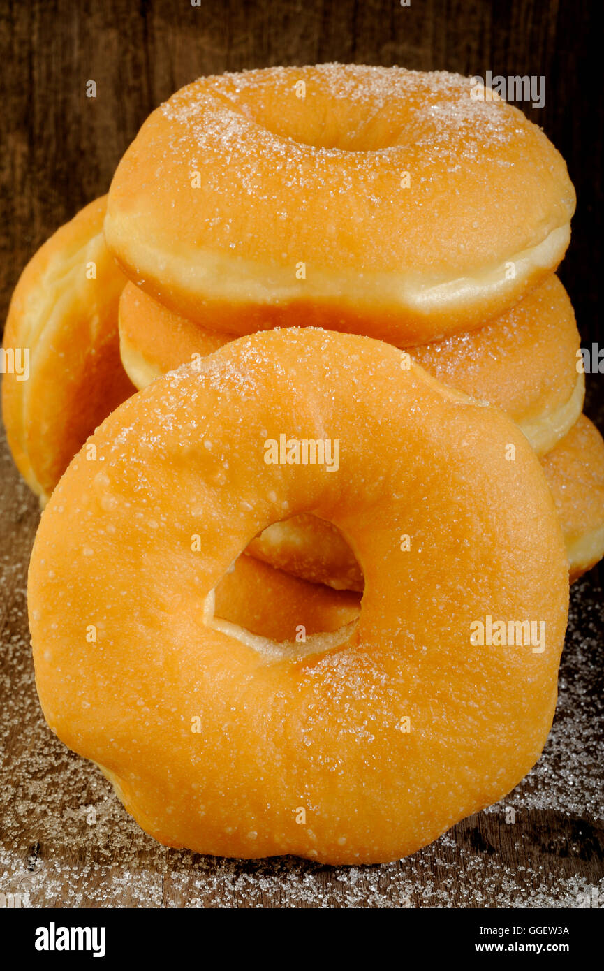 Donuts sur fond de bois Banque D'Images