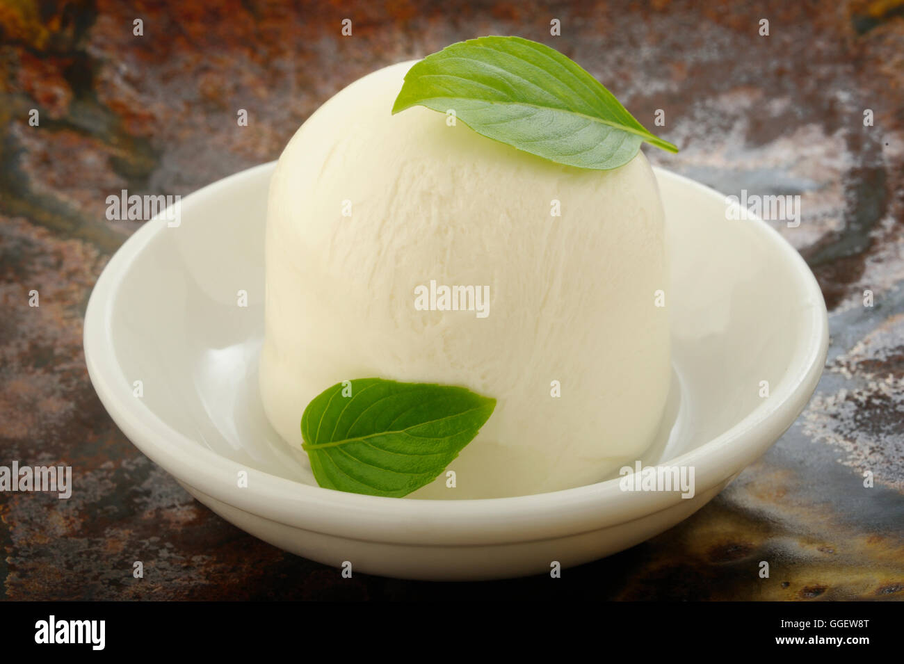 Fromage mozzarella frais dans un bol blanc Banque D'Images