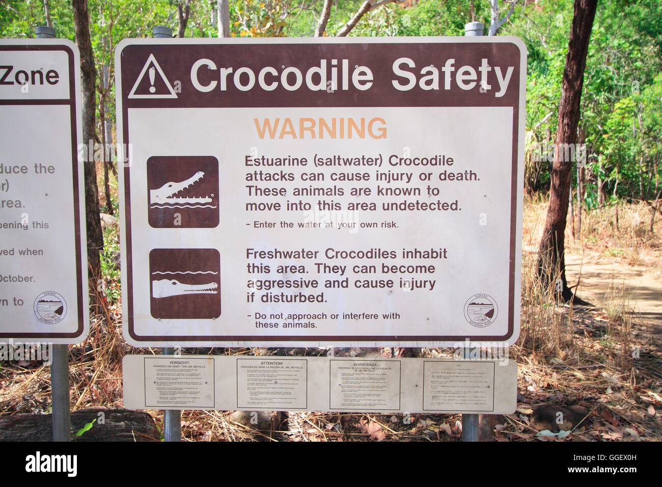 Un signe de visiteurs d'avertissement sur les dangers de crocodiles dans les eaux de Jim Jim Falls,le Kakadu National Park, Territoire du Nord, Banque D'Images