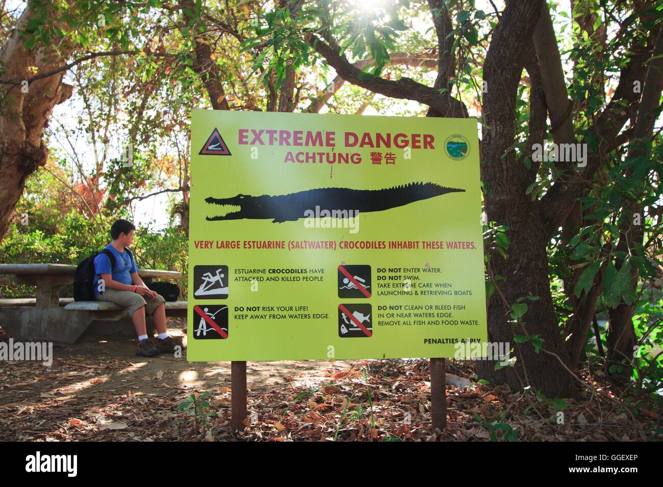 Un signe d'avertissement des dangers de crocodiles au passage Cahills, Arnhem Land, le Kakadu National Park, Territoire du Nord, Australi Banque D'Images