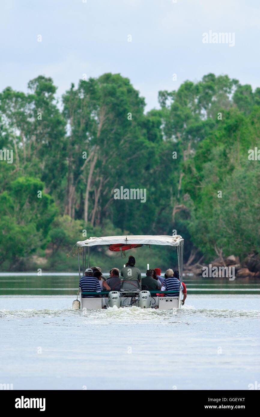 Croisières appartenant aux autochtones Guluyambi exécute des excursions en bateau le long de la rivière Alligator dans le Kakadu National Park, en Australie. Banque D'Images