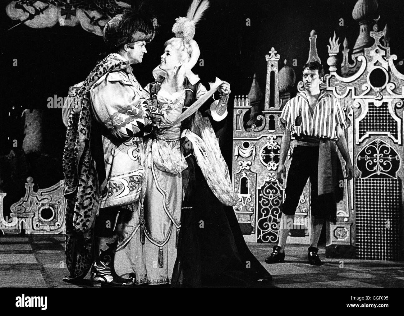 LES FÊTES GALANTES / Les fetes Galantes Frankreich/Rumänien 1965 / René Clair JEAN RICHARD (Prince de Beaulieu), MARIE DUBOIS (l'actrice), JEAN-PIERRE CASSEL (Jolicoeur) Regie : René Clair aka. Les Fêtes galantes Banque D'Images