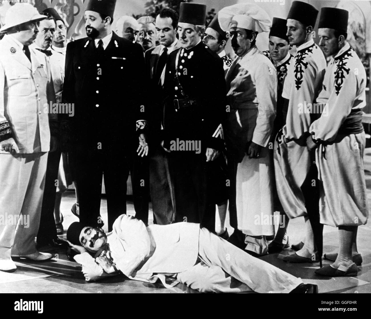 EINE NACHT IN CASABLANCA / Une Nuit à CASABLANCA USA 1946 / Archie Mayo Filmszene Harpo Marx (MIT), liegend aus 'Une nuit à Casablanca', 1946 Regie : Archie Mayo aka. Une nuit à Casablanca Banque D'Images