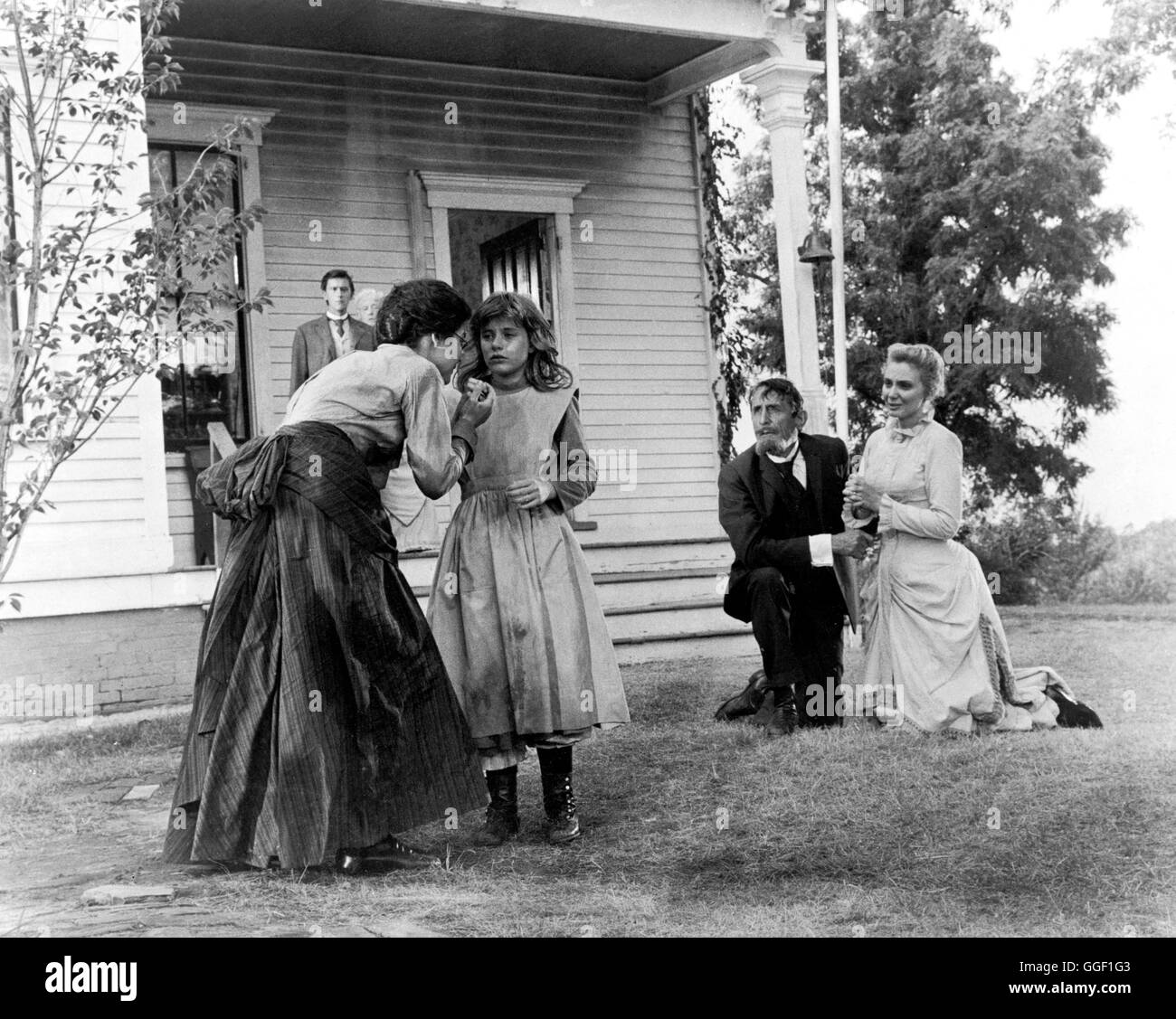 LICHT IM DUNKEL / Miracle en Alabama USA 1961 / Arthur Penn Voir mit ANNE BANCROFT (Annie Sullivan), Patty DUKE (Helen Keller), Victor JORY (Capitaine Keller), INGA SVENSON (Kate Keller). Im Hintergrund : ANDREW PRINCE (James Keller) Régie : Arthur Penn aka. The Miracle Worker Banque D'Images