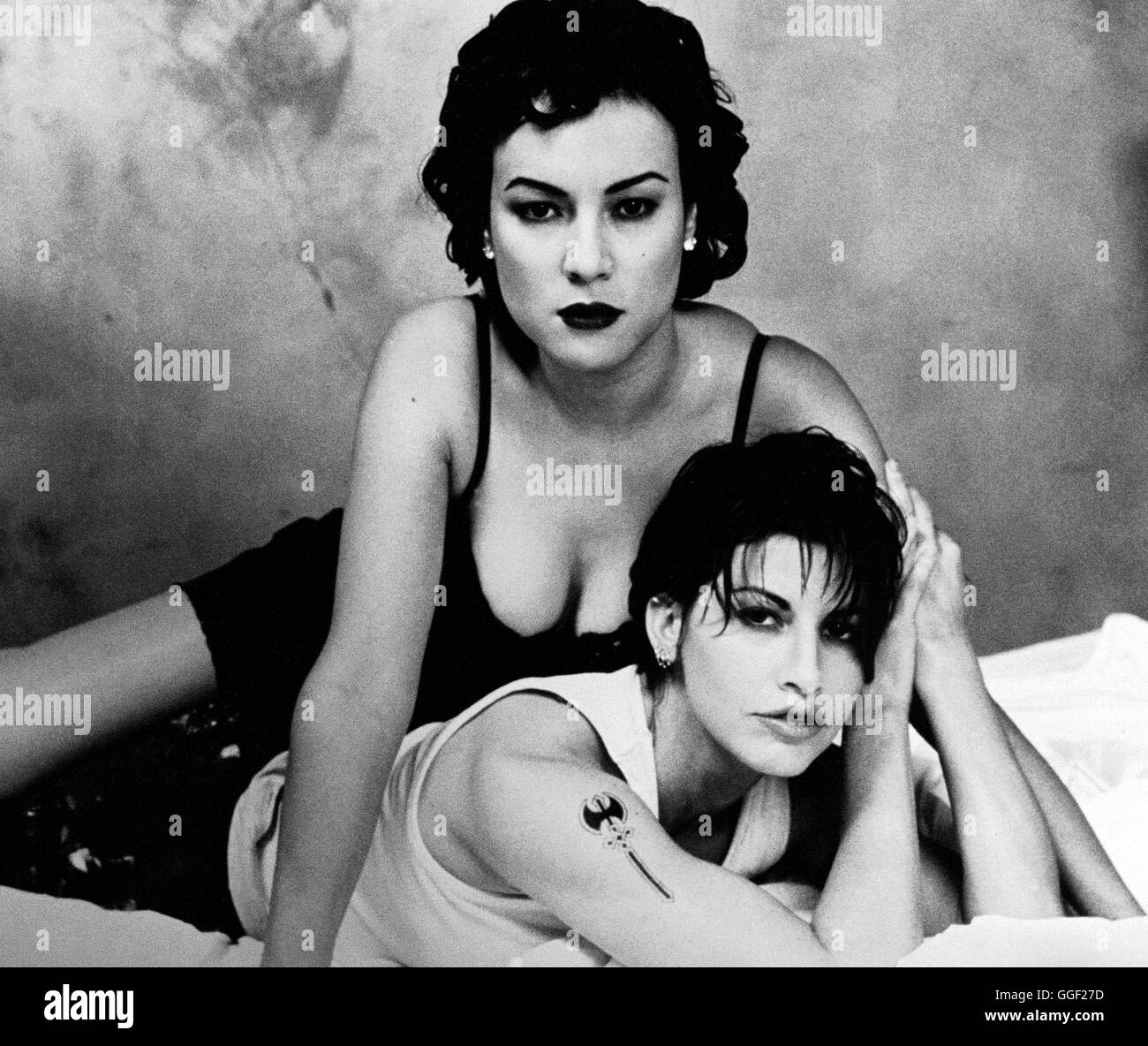Gina gershon jennifer tilly corky Banque d'images noir et blanc Alamy