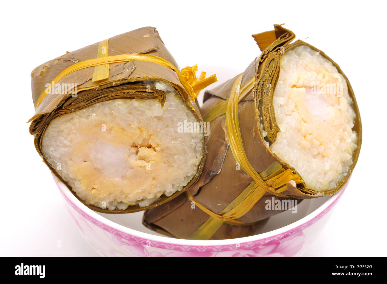 Gateau De Riz Gluant Cylindrique Vietnamiens Ou Banh Tet Sur Un Fond Blanc Photo Stock Alamy